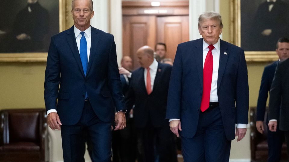 El presidente Donald Trump camina junto al líder de la mayoría del Senado, John Thune, hacia una reunión-almuerzo con los republicanos del Senado en el Capitolio de EE.UU. el 24 de junio de 2026. - Saul Loeb/AFP/Getty Images