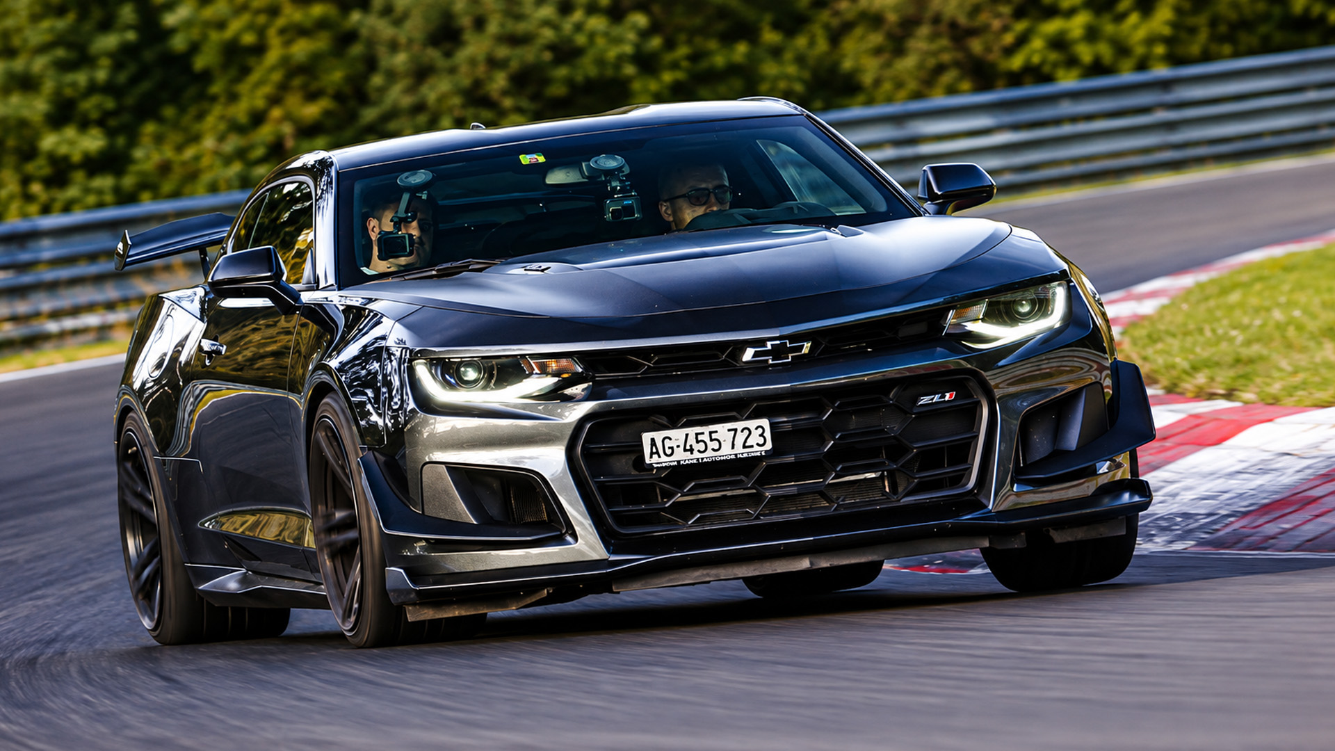 Chevrolet Camaro ZL1 attacks Nürburgring corner at full speed