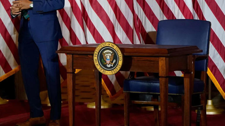 Una mesa de firma se encuentra en un escenario montado en el Salón de las Estatuas, en el Capitoli,o después de que el presidente Donald Trump cancelara la firma de un proyecto de ley bipartidista sobre vivienda, el 24 de junio de 2026. - Elizabeth Frantz/Reuters