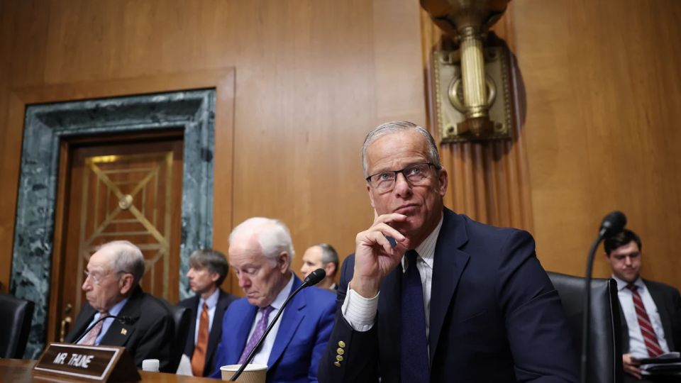 El líder de la mayoría del Senado, John Thune, a la derecha, asiste a una audiencia de la Comisión de Finanzas del Senado, en el Capitolio, el 30 de julio de 2026. - Win McNamee/Getty Images