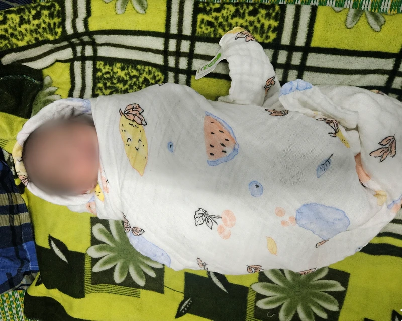 Bé trai sơ sinh bị bỏ rơi trước cổng trung tâm y tế ở Huế