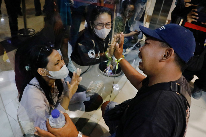 Foto: Tangisan Bahagia Penumpang Selamat KM Mutiara Sentosa 2 Bertemu Keluarga