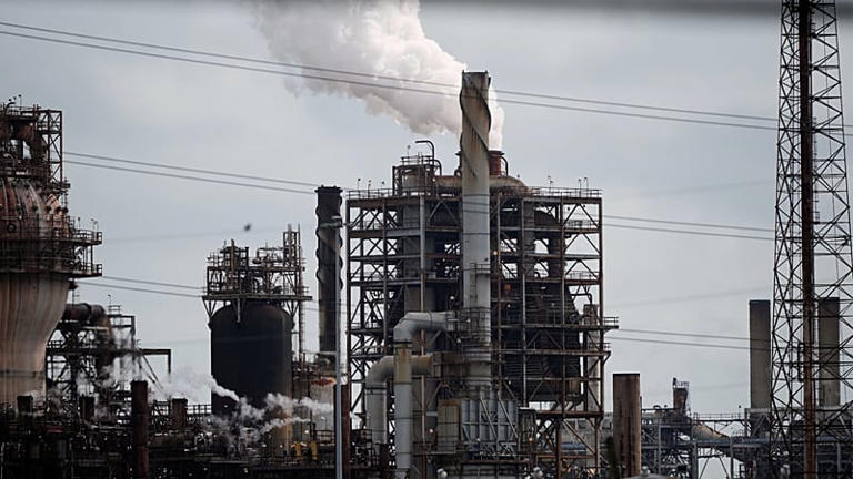 ARCHIVO - La refinería de petróleo Shell Norco y la refinería de Valero St. Charles se ven en Norco, Luisiana, el jueves dos de abril de 2026.