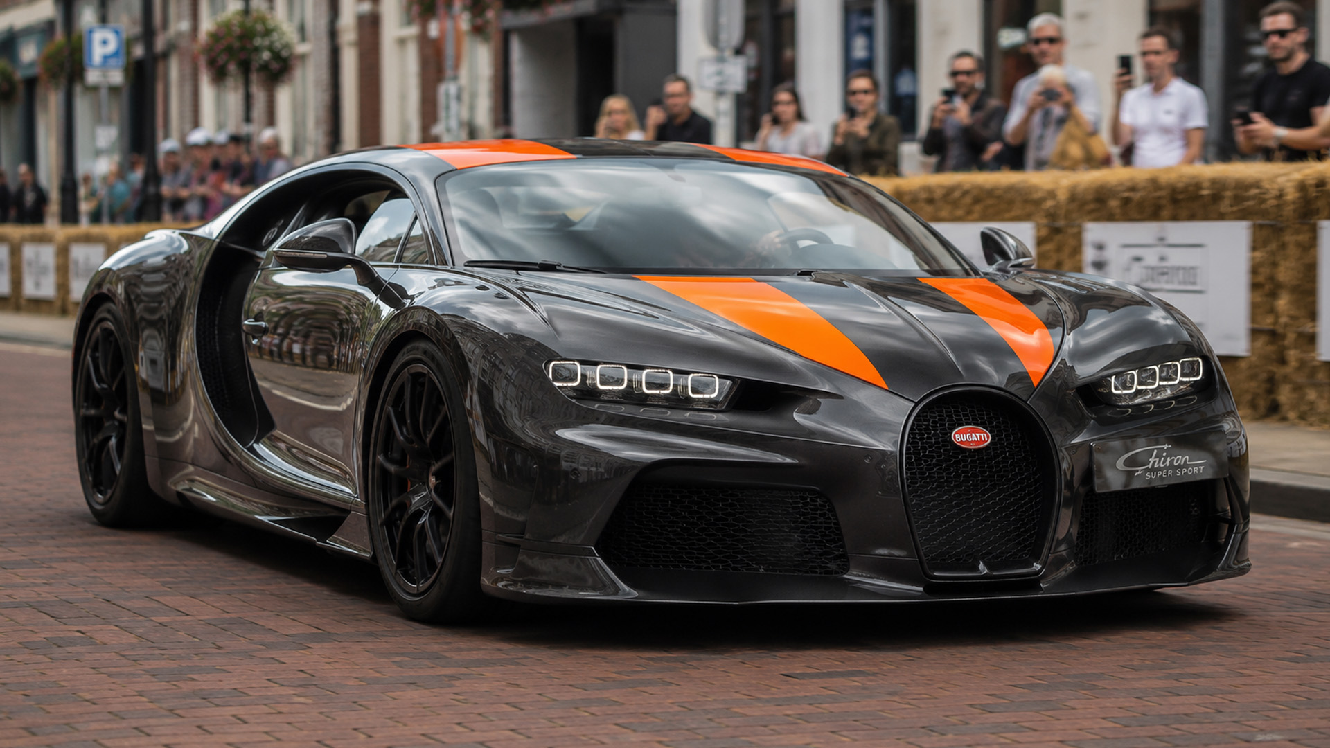 bugatti-chiron-super-sport-trekt-publiek-op-autoshow-in-de-stad