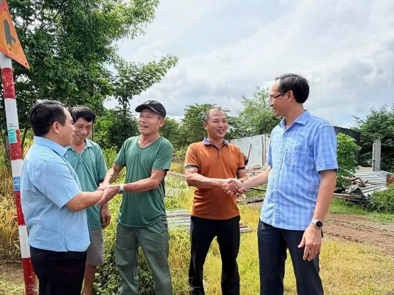 Báo điện tử Tiền Phong Ông Phan Minh Hợp, Chủ tịch UBND xã Châu Pha trao đổi với người dân có đất bị thu hồi làm dự án đường Vành đai 4 TPHCM 1