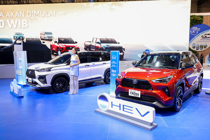 New Veloz Hybrid EV (kiri) dan New Yaris Cross Hybrid EV di GIIAS 2026, ICE BSD, Tangerang, Banten, Rabu (29/7). Foto: Aditia Noviansyah/kumparan