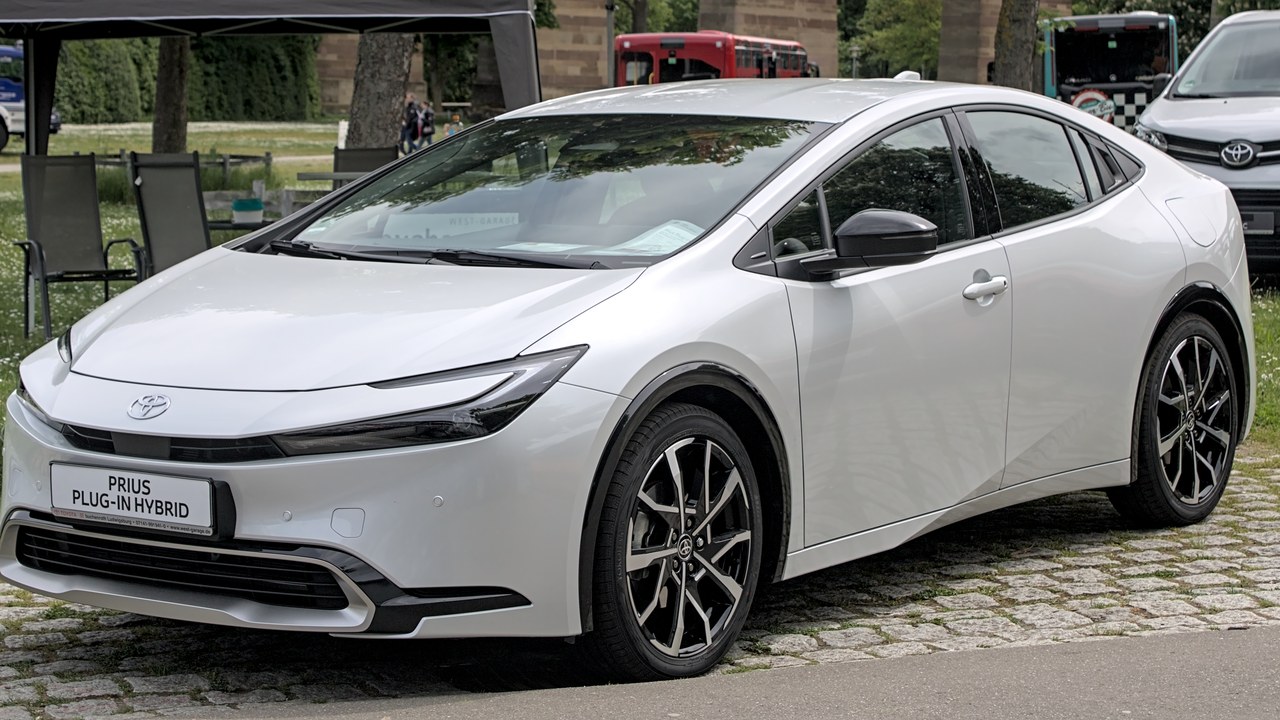 12 popular cars and SUVs ranked by what a year of fuel costs