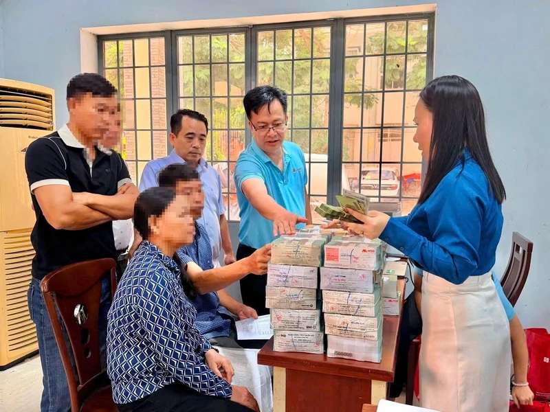 Báo điện tử Tiền Phong Người dân xã Châu Pha nhận tiền bồi thường giải phóng mặt bằng 1