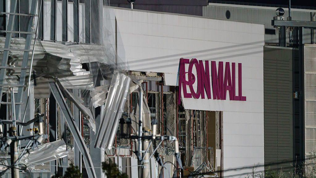 Two workers told to re-enter quake-hit Japan mall before fatal blast
