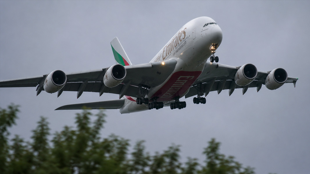 A380 hits wind shear on approach
