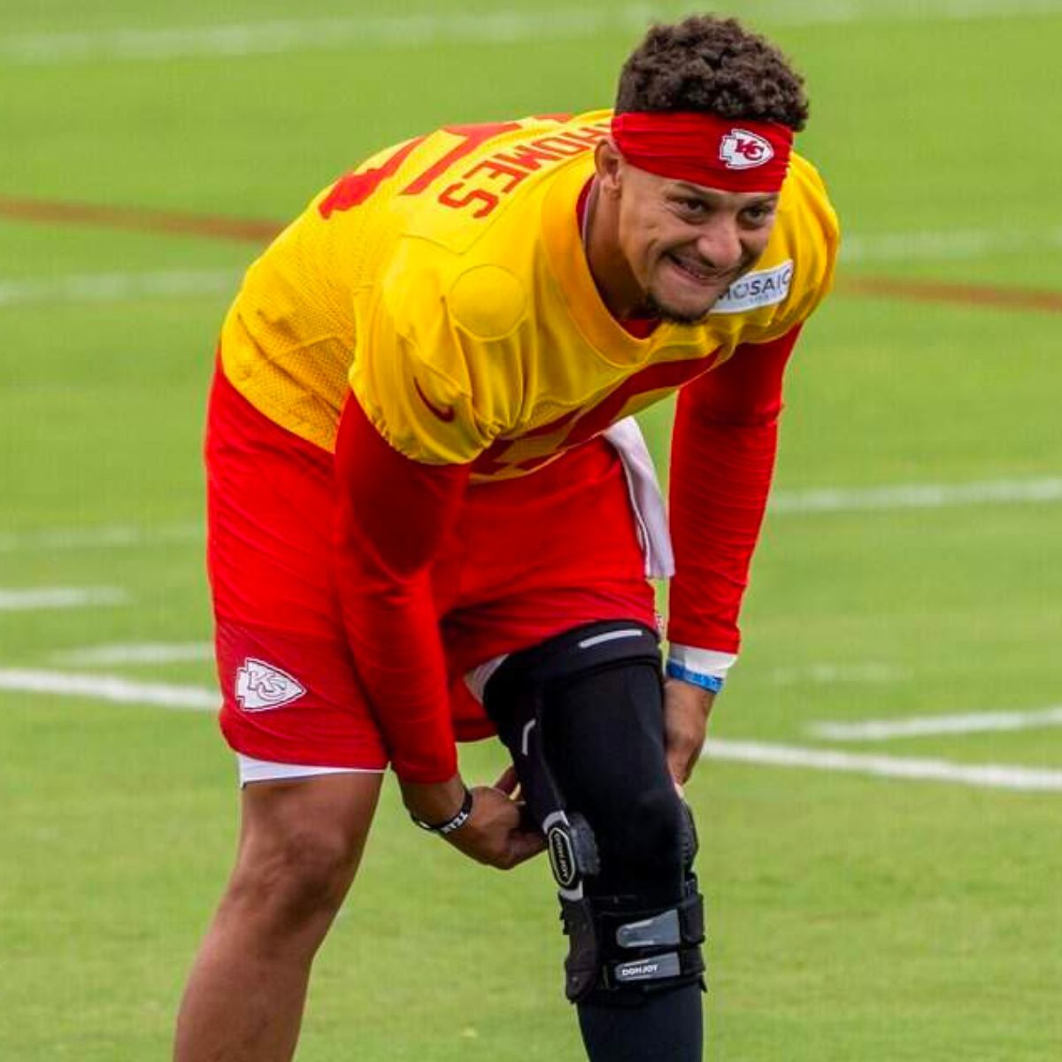 Patrick Mahomes reacts to hitting Chiefs teammate during pass mishap