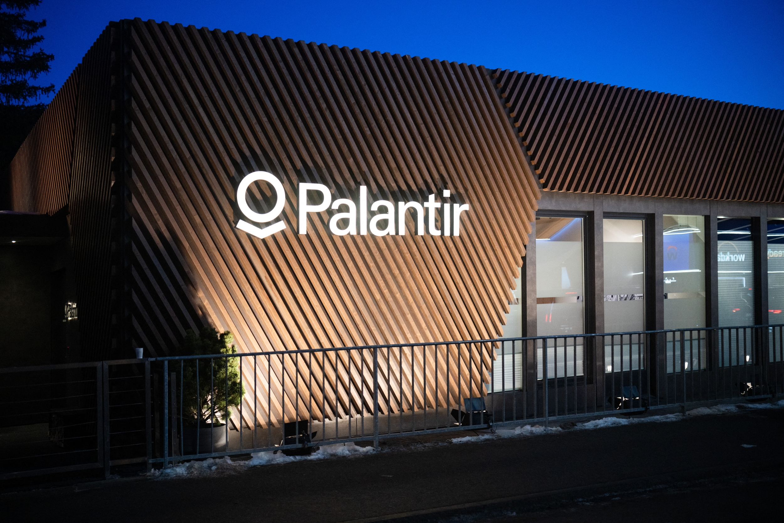 Palantir earnings preview: Beating estimates won't lift stock without ...