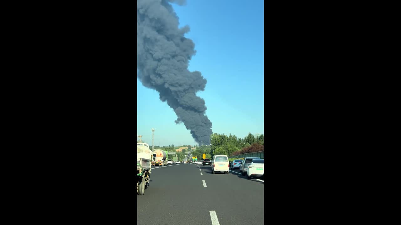 Massive fire sends towering smoke plume over Shandong, China