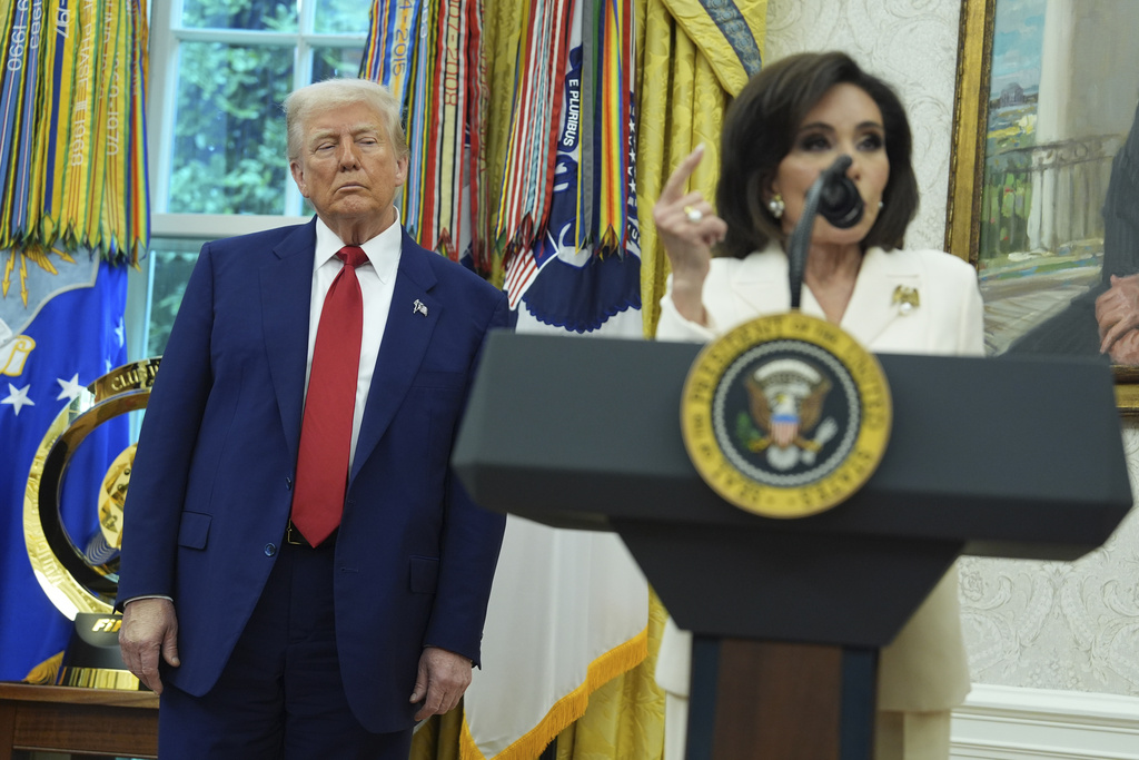 Pirro visits White House hours after Trump said she 'choked' in reflecting pool case