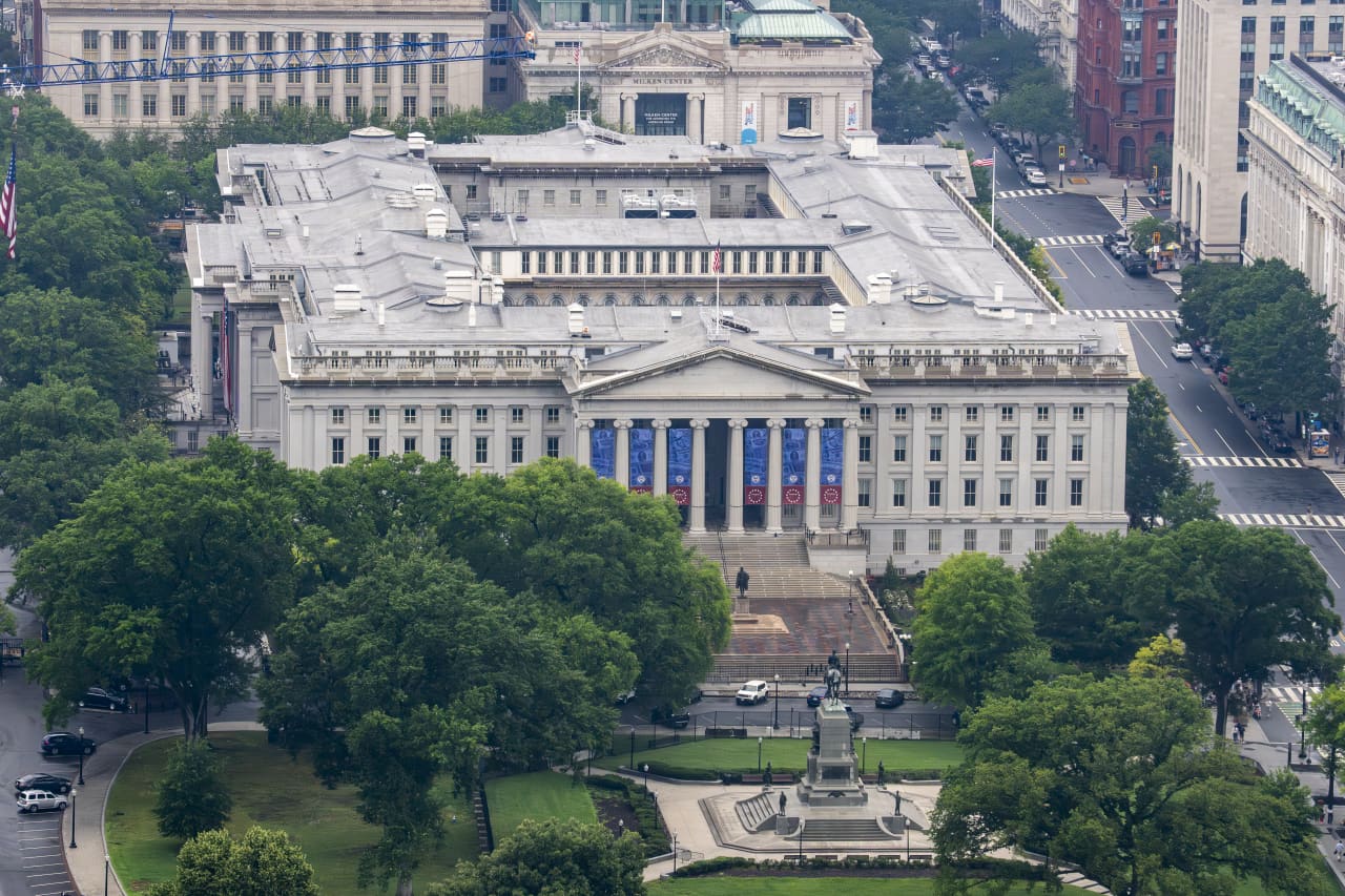 US Treasury raises borrowing estimate to $739 billion for the quarter