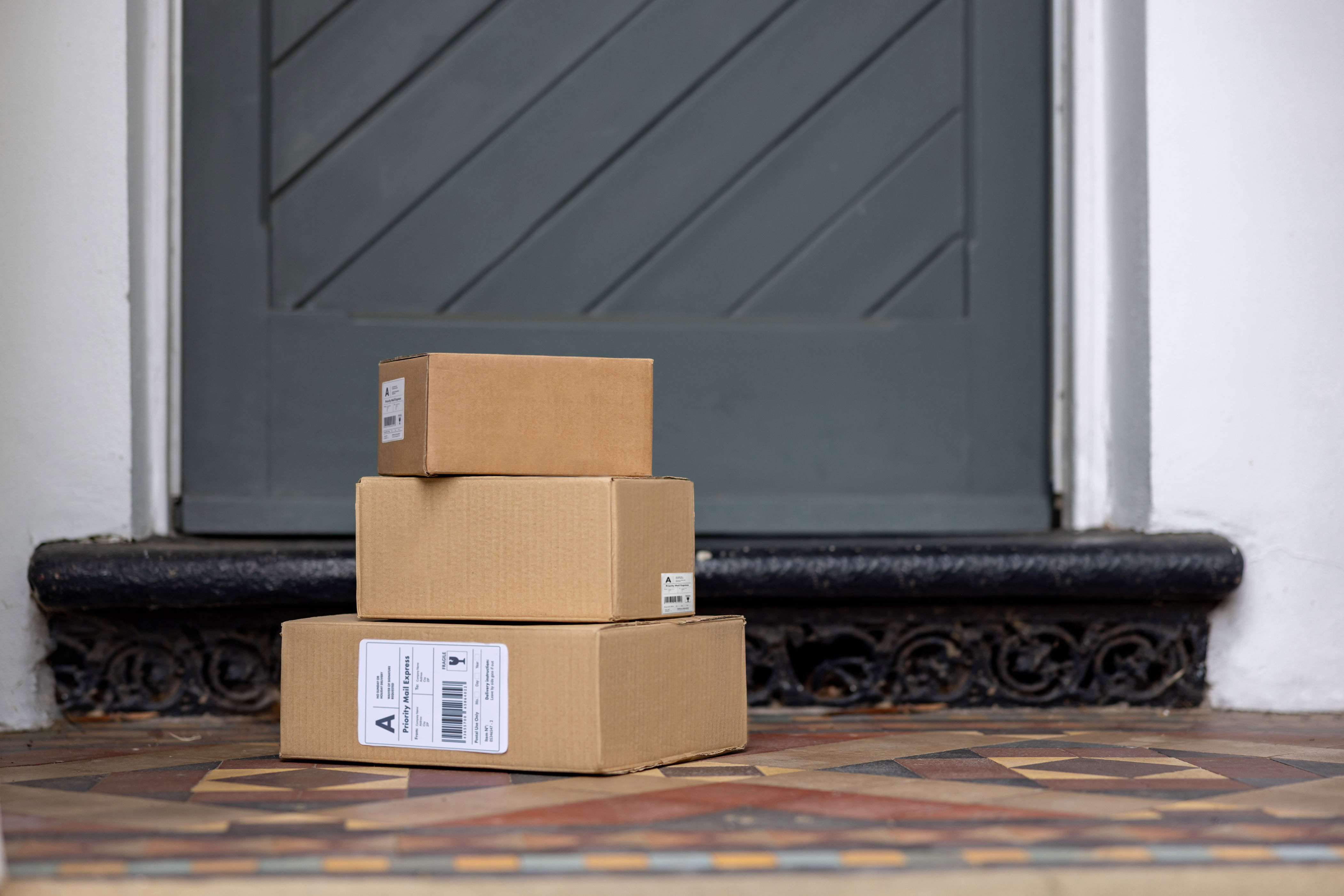 Philadelphia residents fight back as package thefts increase