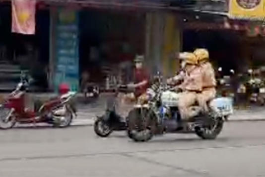 Hai CSGT truy đuổi người vi phạm hôm 16/7. Ảnh: Người dân cung cấp