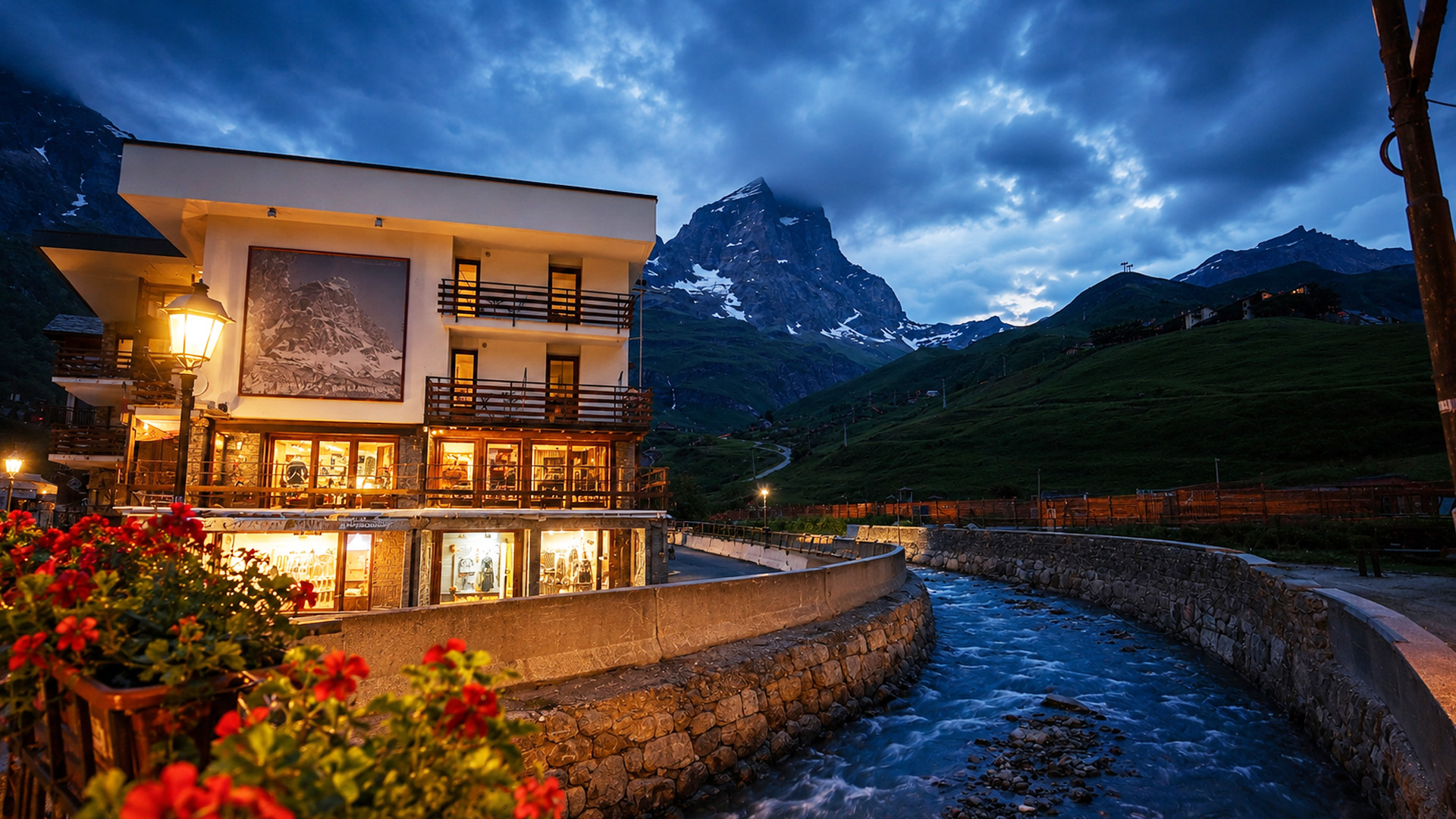 Breuil Cervinia bjuder på en magisk kväll vid Matterhorn (4K)