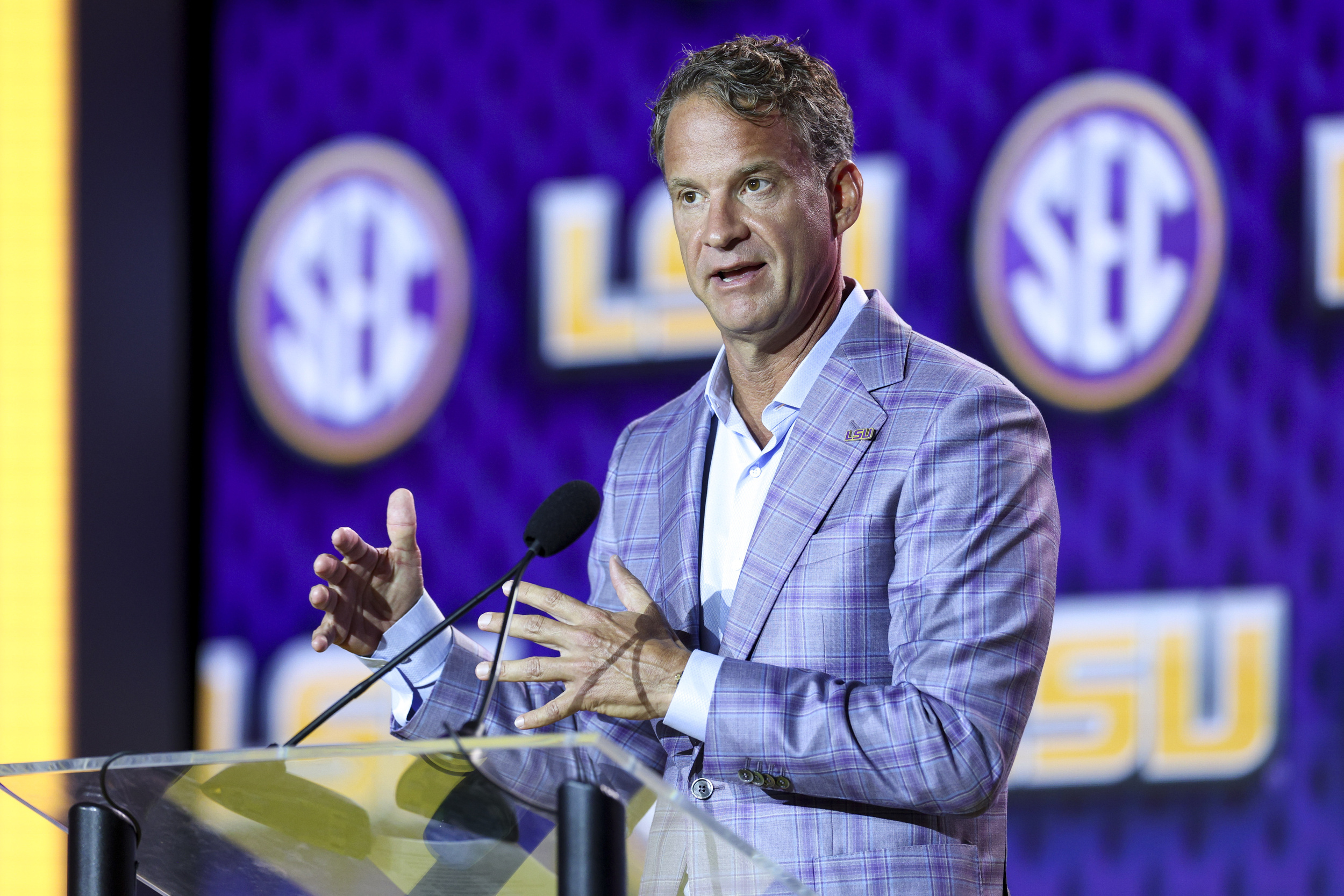 Weekly syllabus: College football training camps open