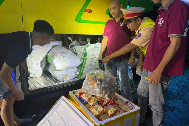 Hơn 800kg cá viên, bò viên không rõ nguồn gốc trong khoang hành lý xe khách