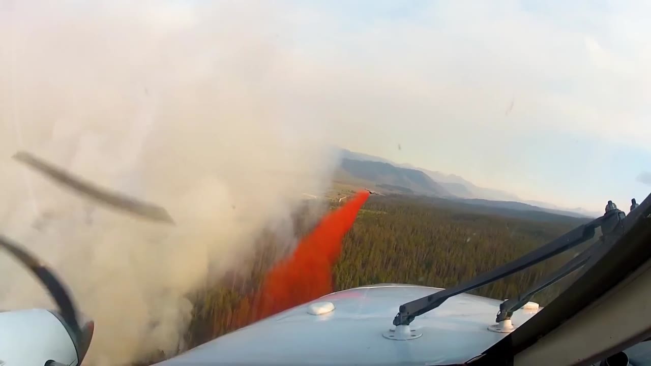 Watch a US Air Force C-130 drop 27,000 pounds of fire retardant in seconds
