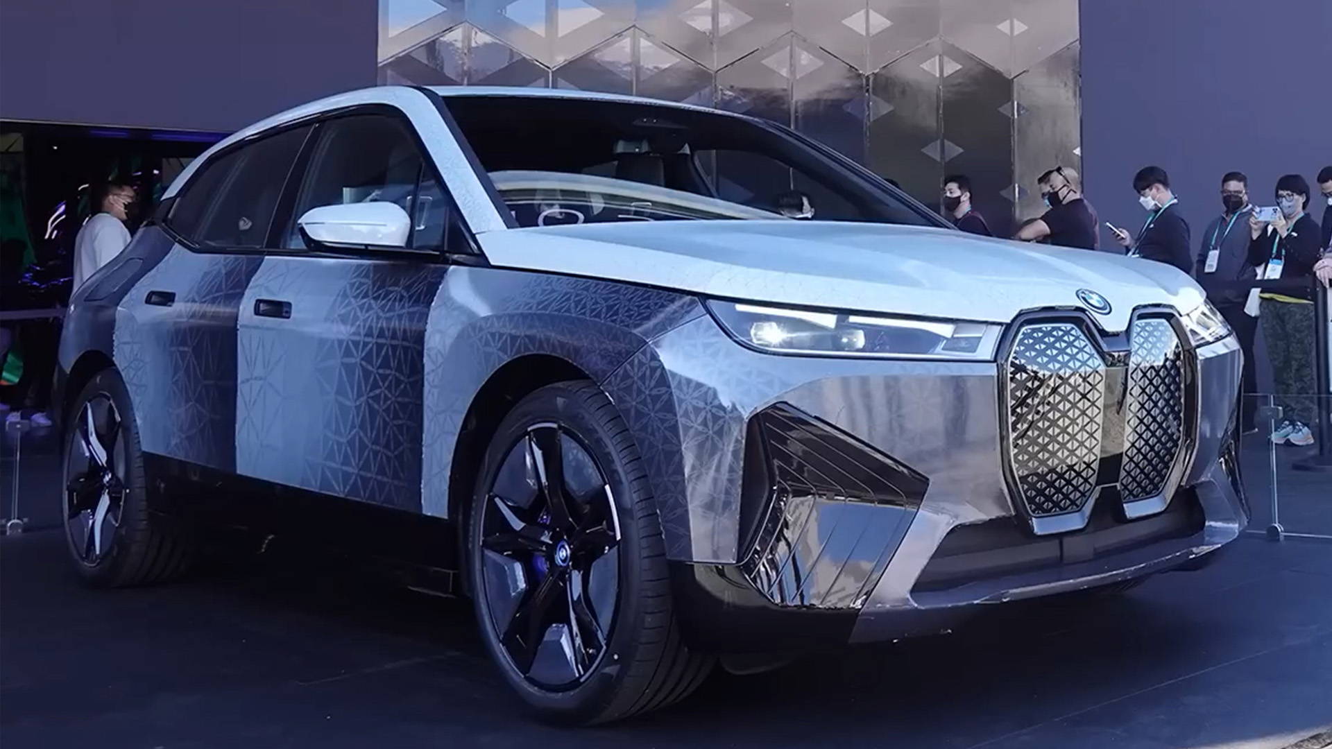 BMW iX Flow brings color changing technology to life