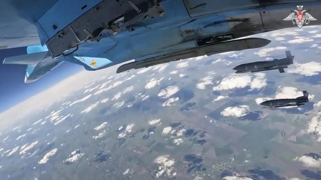Xuồng không người lái Ukraine và bom lượn Nga - vũ khí giá rẻ đang đọ sức