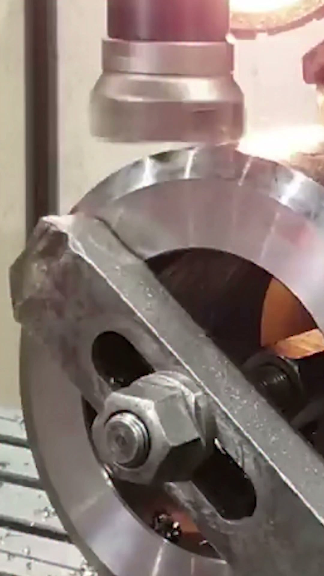 Fitting a nut to a hydraulic cylinder rod
