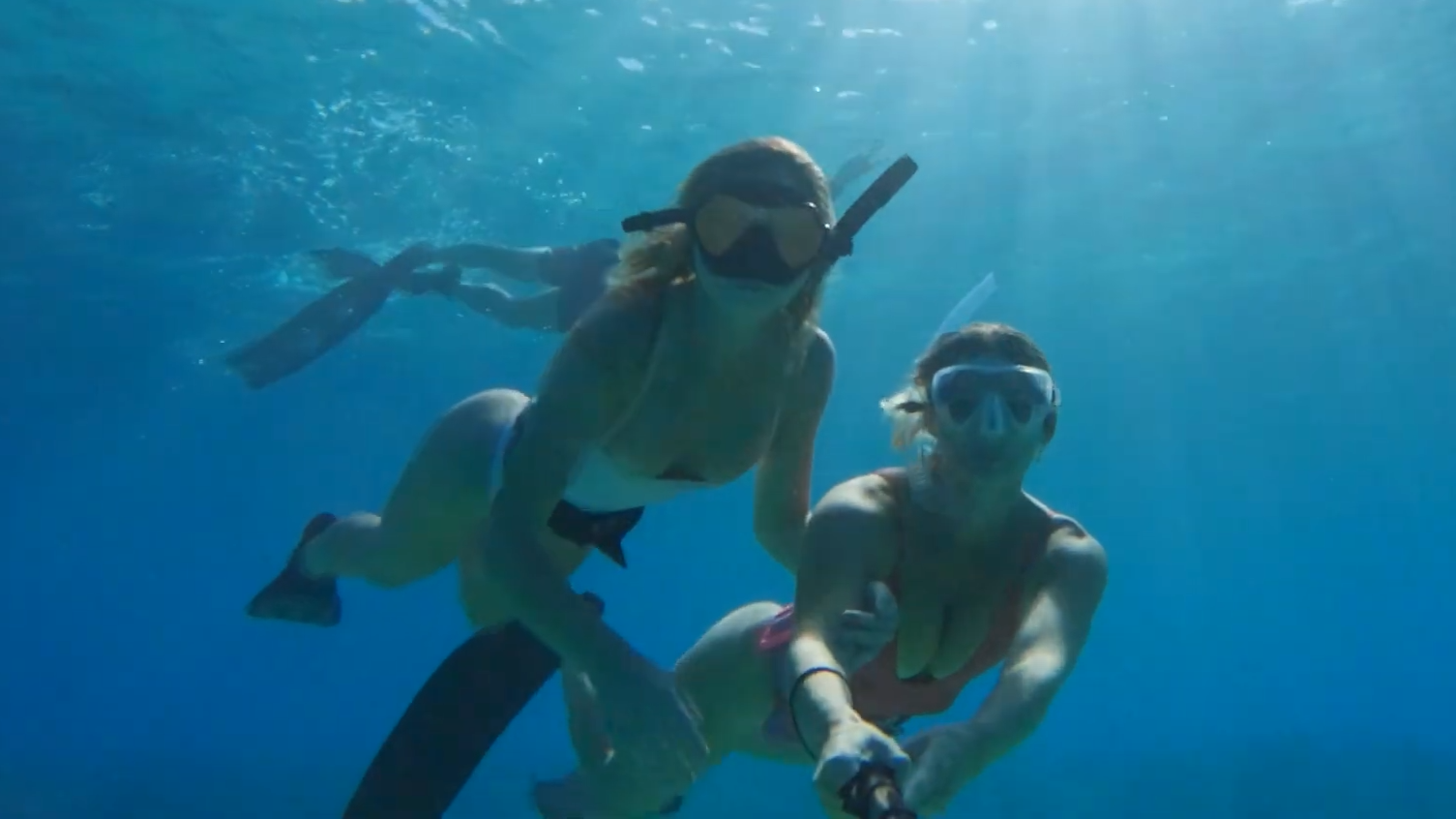 2 girls, 1 bubble ring master - "Don't get the wrong idea"