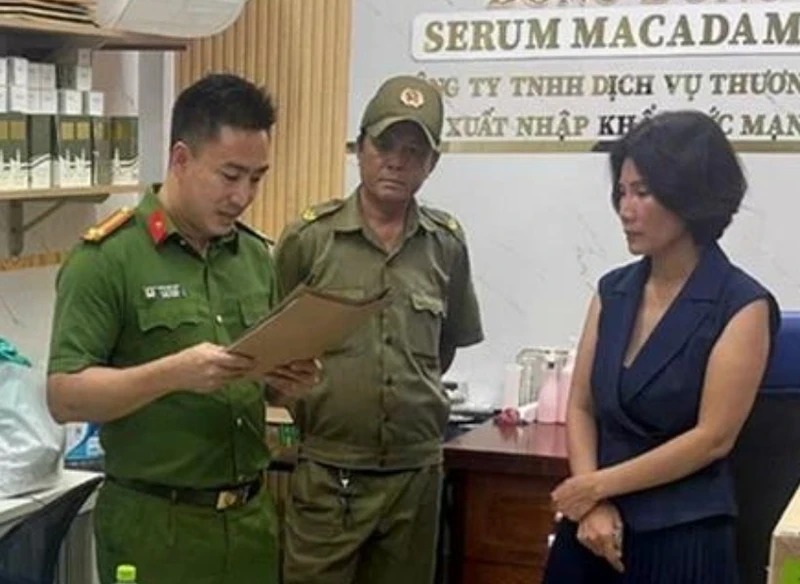 Bị truy nã về tội lừa đảo, nữ giám đốc phẫu thuật đổi khuôn mặt để lẩn trốn