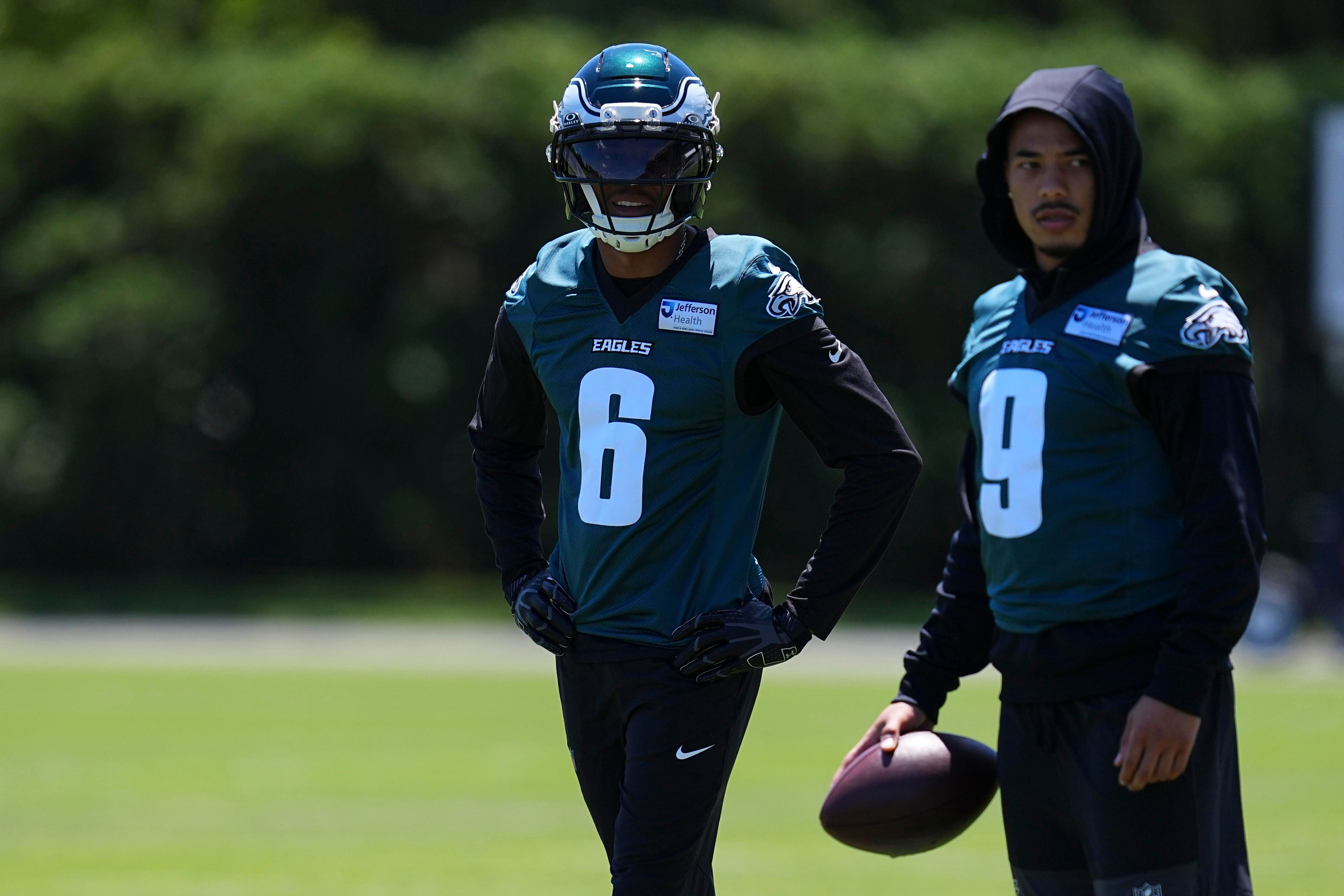 Eagles training camp practice notes: Offense out of sync as DeVonta Smith and Makai Lemon miss time