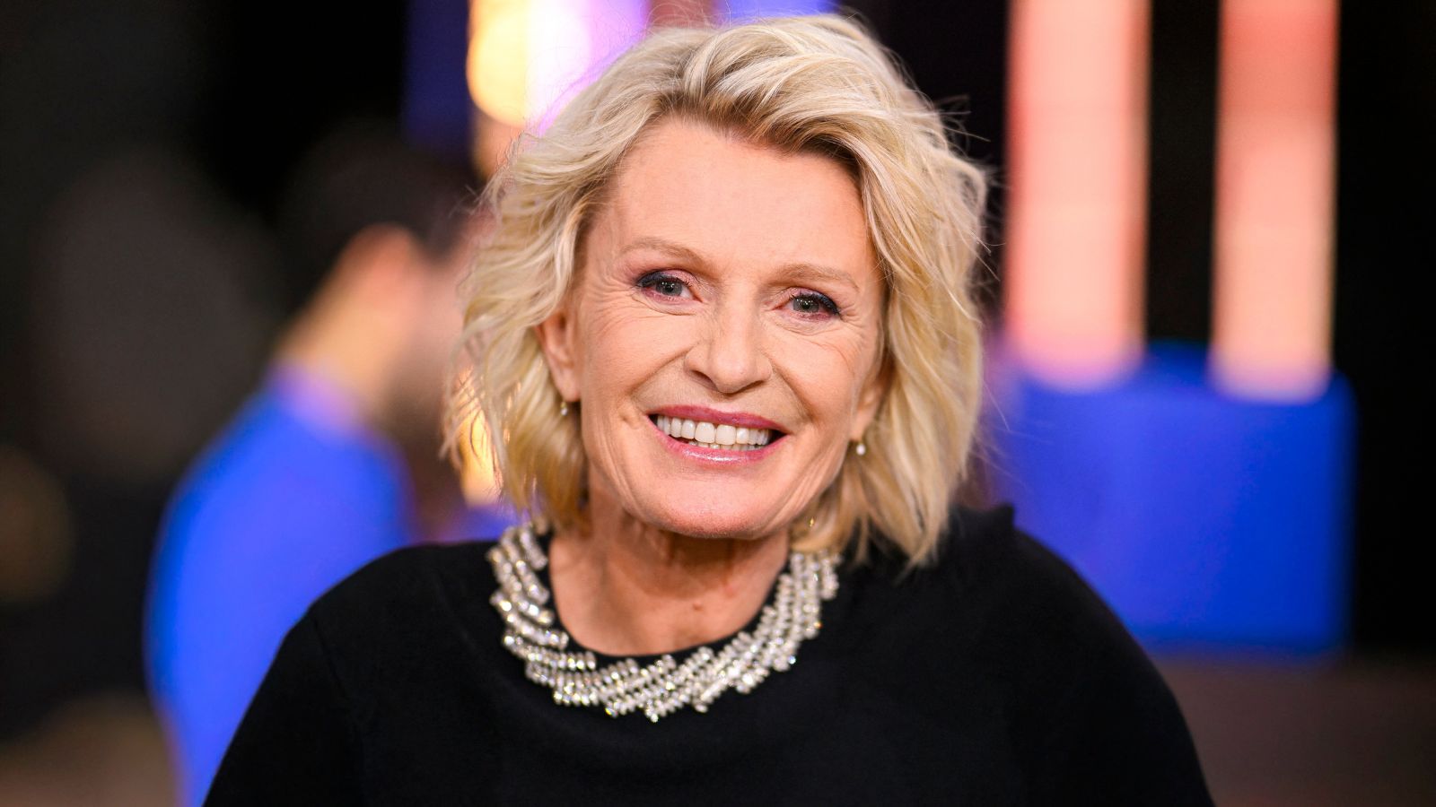 Adieu le trench : Sophie Davant (63 ans) adopte la tendance manteau la ...