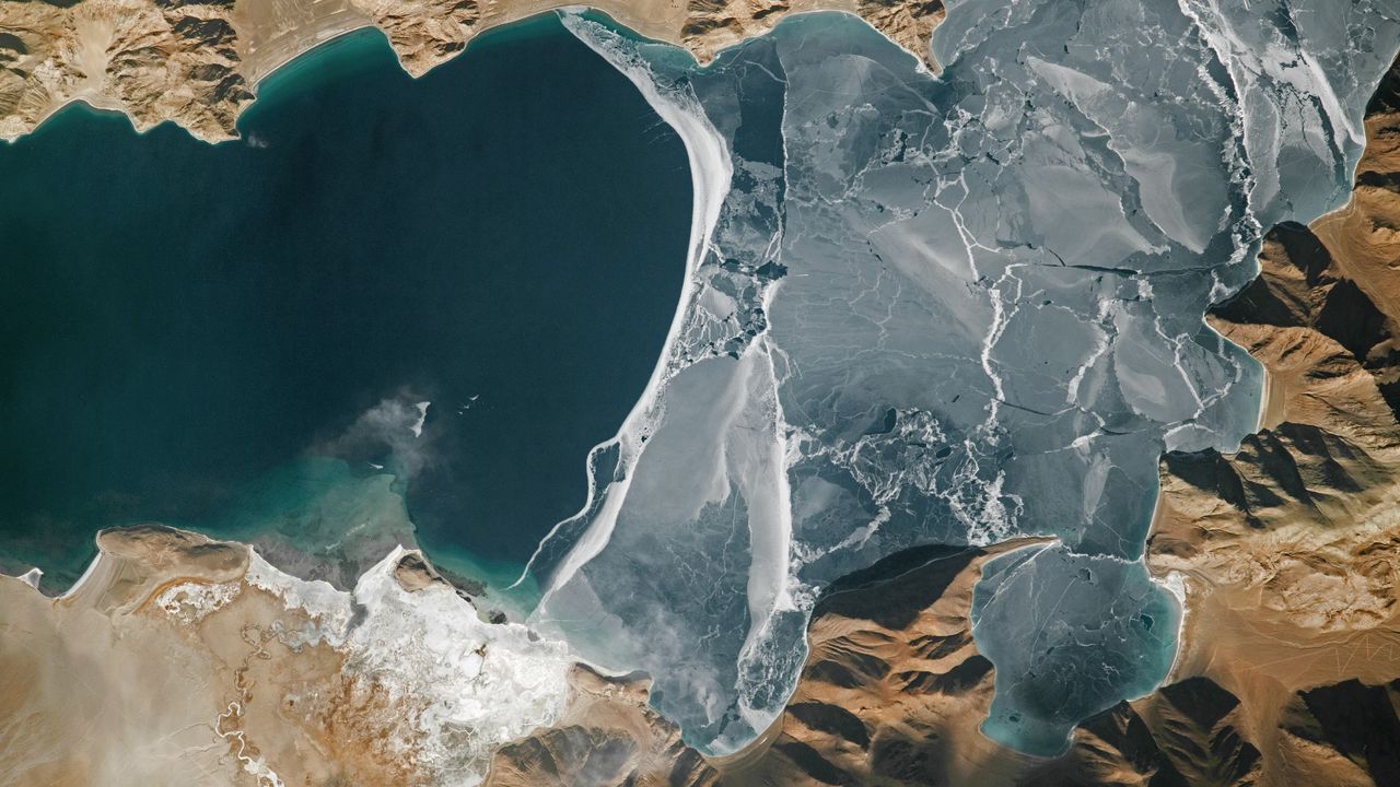 World's highest frozen lake shatters along highly disputed border — Earth from space