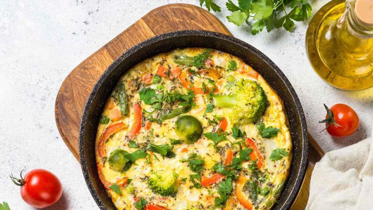 Frittata de verduras fácil: la receta italiana saludable para el desayuno