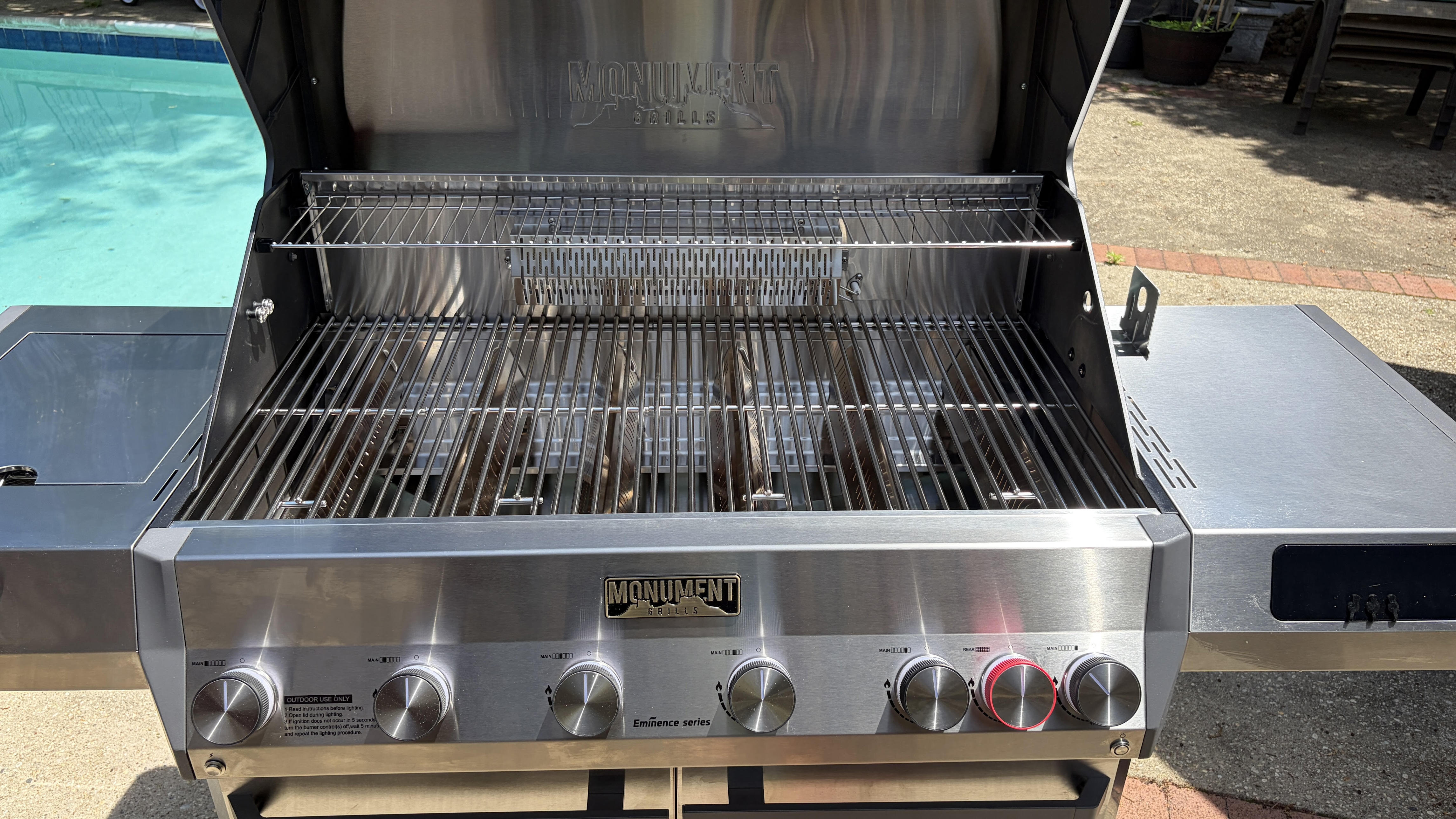 Monument Grills Eminence 605: Massive capacity and serious heat, but ...