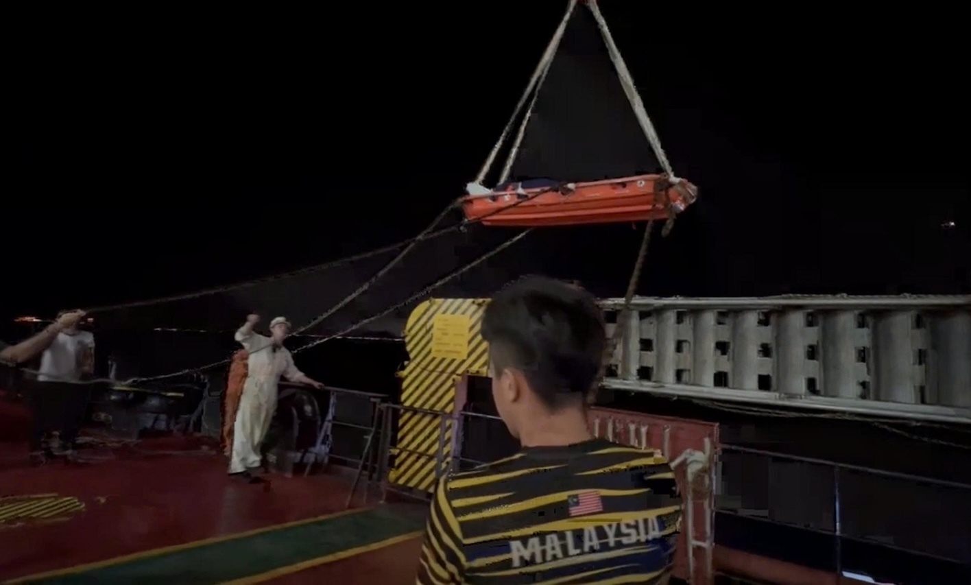 Bác sĩ leo thang dây lên tàu cứu thuyền viên Nga đột quỵ