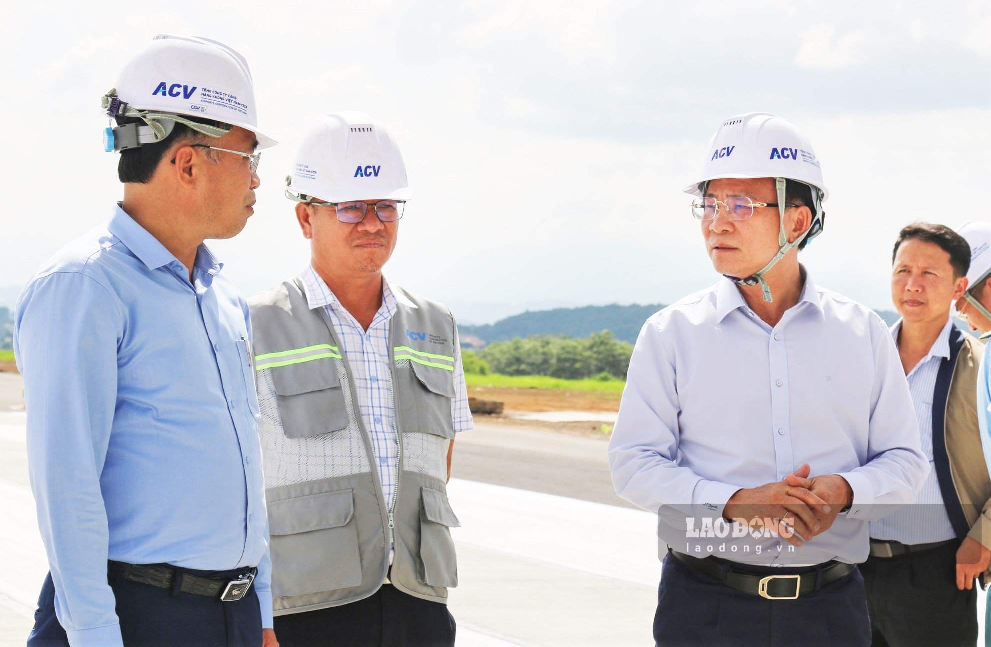 Chủ tịch UBND tỉnh Lâm Đồng Hồ Văn Mười kiểm tra thực địa sân bay Liên Khương và yêu cầu đẩy nhanh tiến độ đưa sân bay sớm đi vào hoạt động. Ảnh: Diễm Thương