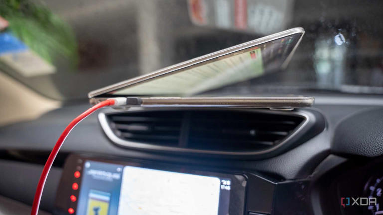 I put a $20 USB hub in my car, and now my dash cam, phone, and Android ...
