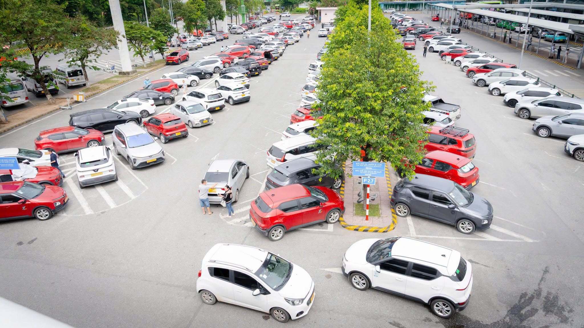 Hành khách chật vật đón xe công nghệ tại sân bay Nội Bài
