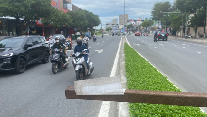 Suýt gặp nạn vì thanh sắt treo băng rôn quá thấp giữa đường