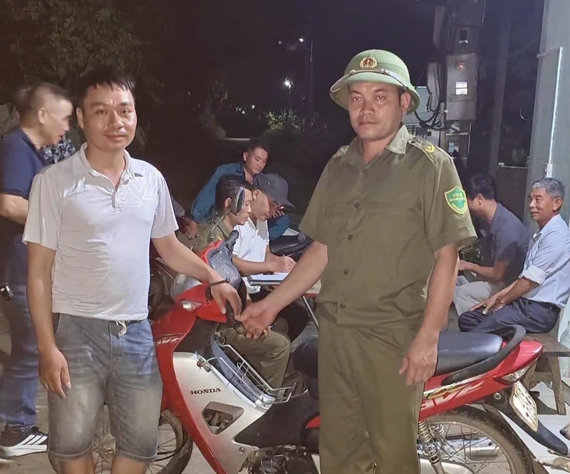 Người đàn ông bị lũ cuốn trôi, may mắn thoát nạn trong gang tấc