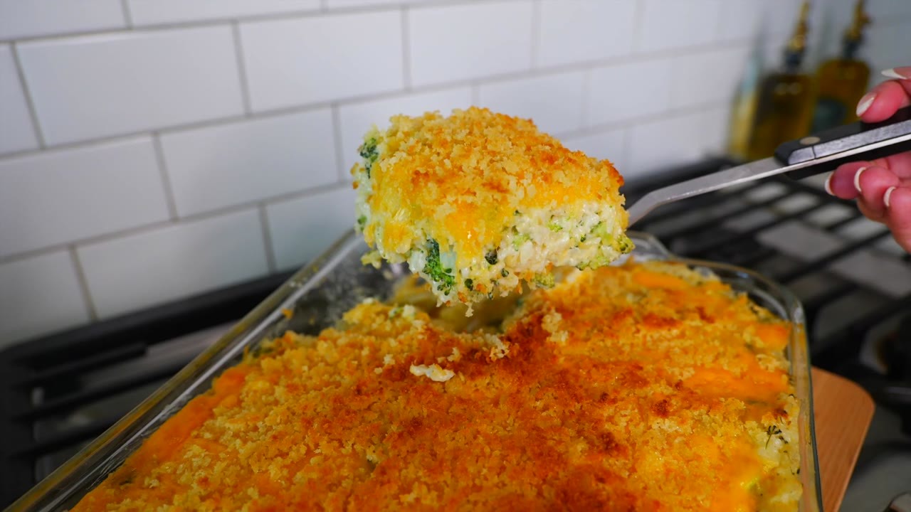 This cheesy broccoli rice casserole is the budget dinner everyone needs ...