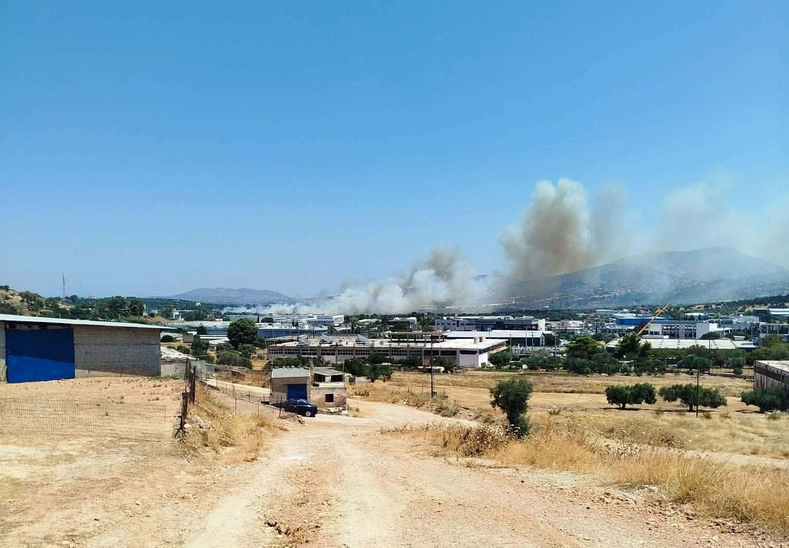 Πυρκαγιά στο Κορωπί: Στο σημείο ισχυρές δυνάμεις της πυροσβεστικής ...