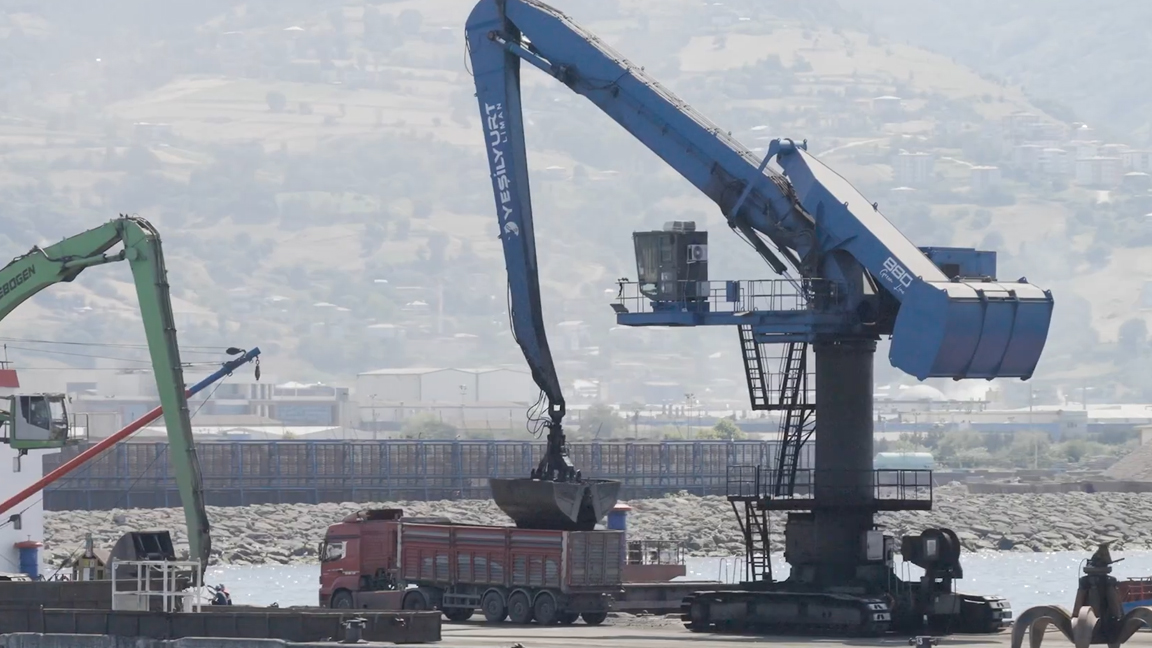 Giant harbor material handler loading bulk cargo efficiently