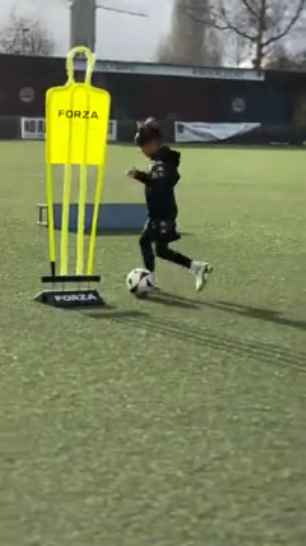 exercices-de-dribble-pour-gagner-en-vitesse-et-contr-le-du-ballon