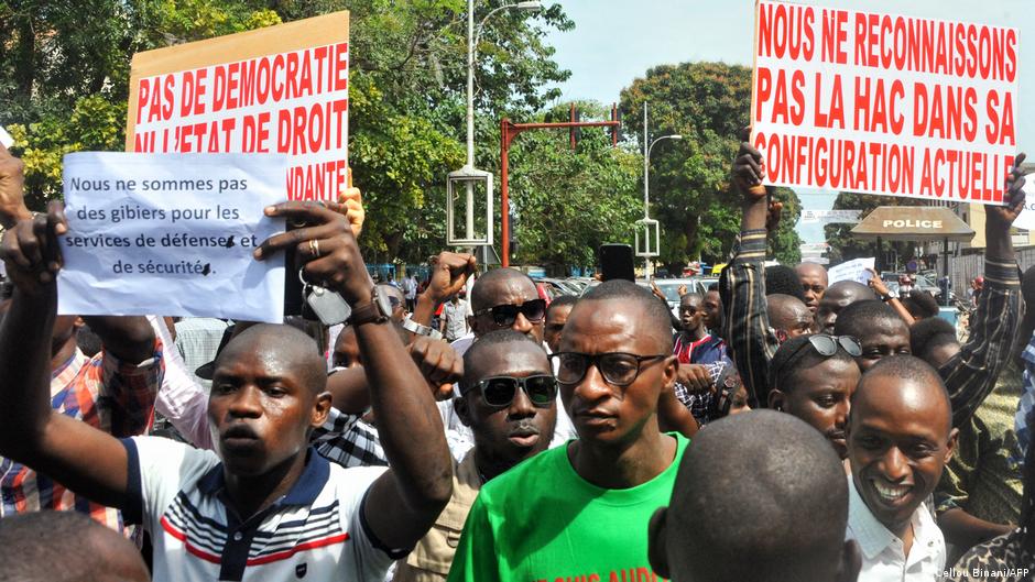 Ces dernières années, plusieurs partis politiques ont été suspendus, les manifestations - interdites depuis 2022 - sont réprimées et de nombreux dirigeants de l'opposition et de la société civile ont été arrêtés, condamnés ou poussés à l'exil.