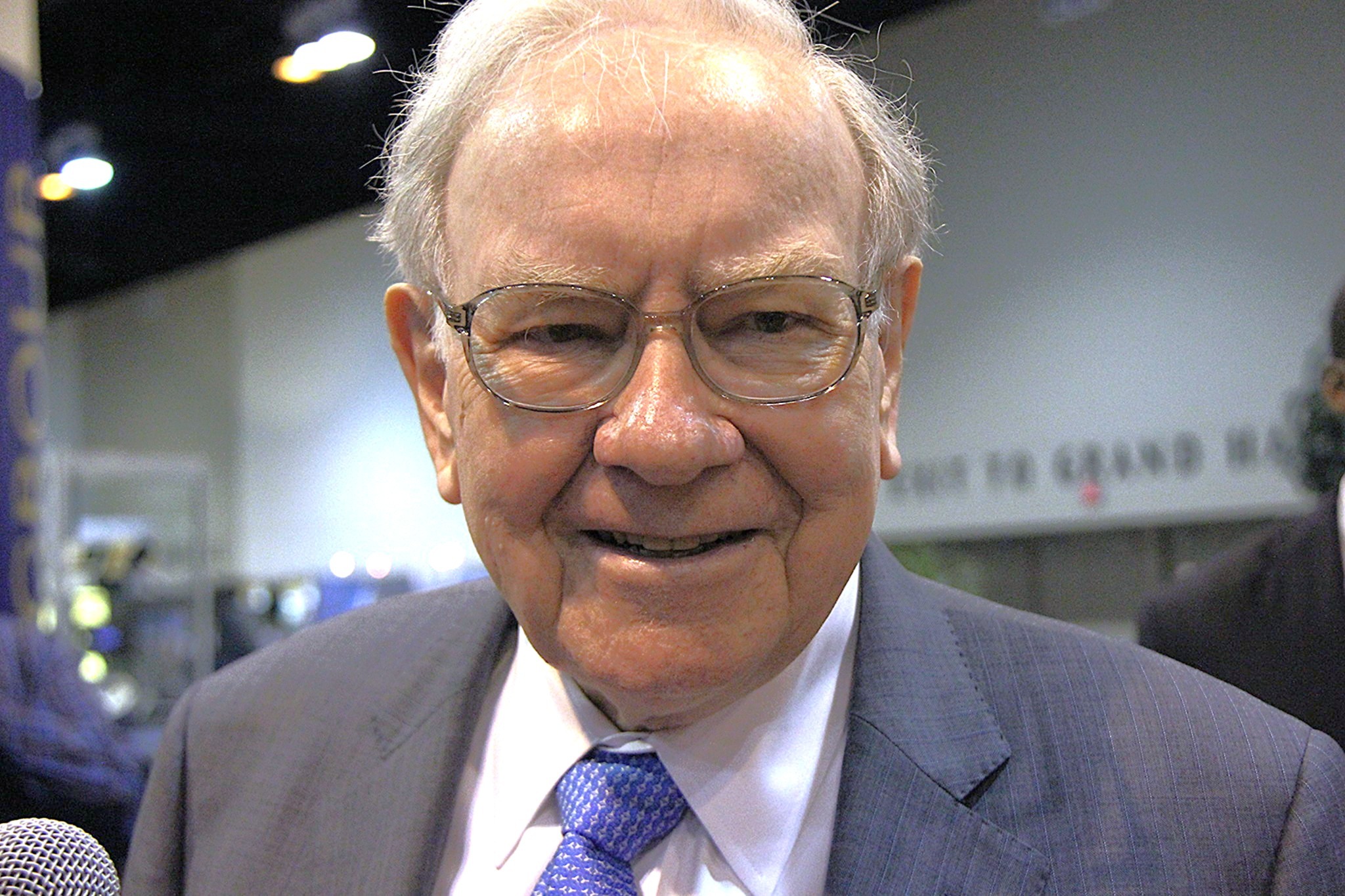Warren Buffett has a lesson for AI investors: Don't ignore history