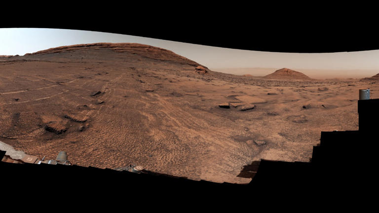 Curiosity rover spots mysterious honeycombs on Mars | Space photo of ...