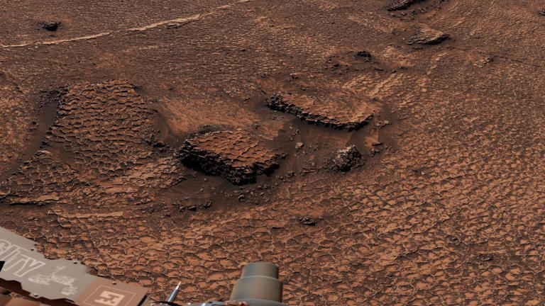 Curiosity rover spots mysterious honeycombs on Mars | Space photo of ...