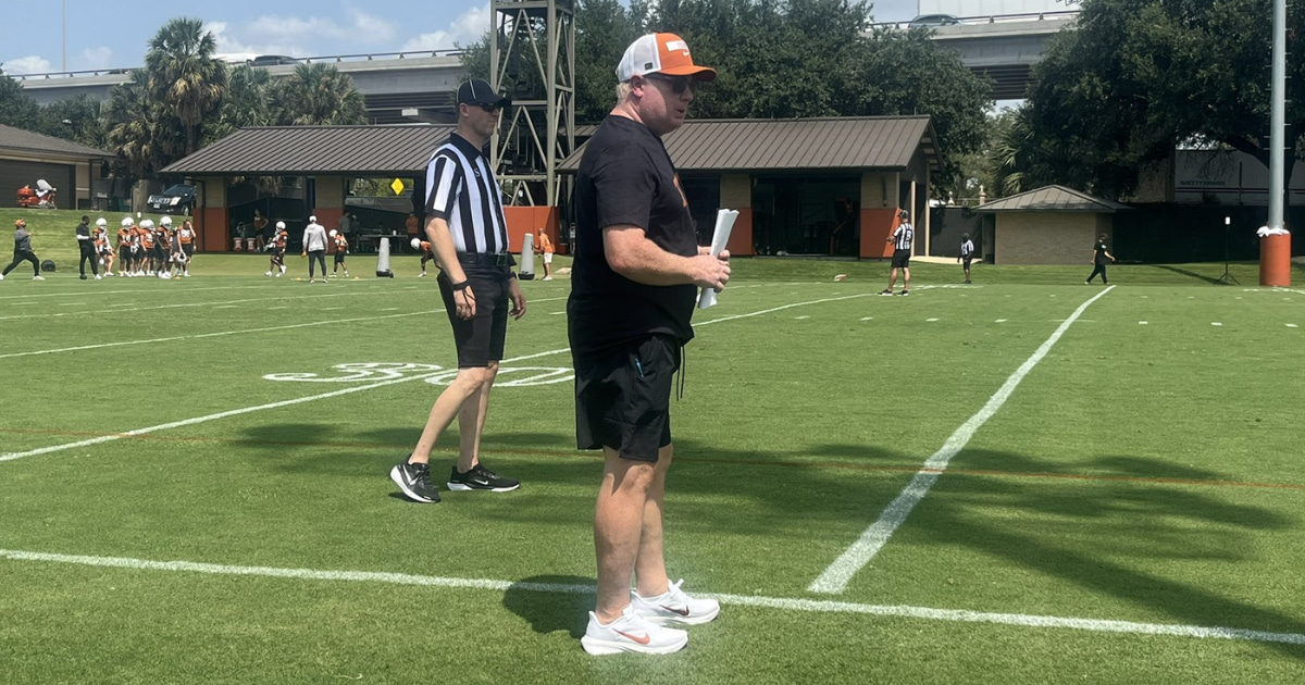Look: Mark Stoops in Texas colors will take some getting used to